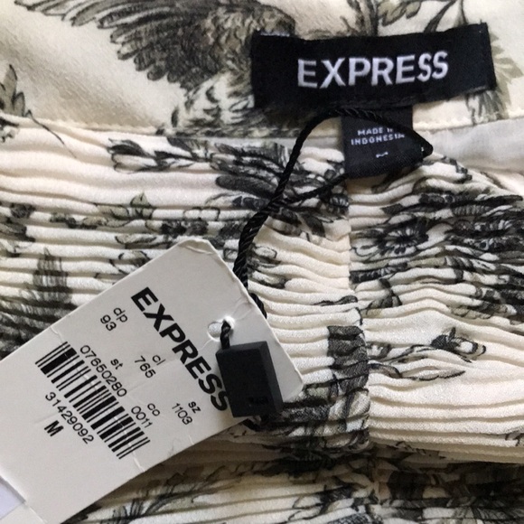 Express Ruched Fit and Flare Mini Skirt Size Medium NWT - Picture 3 of 8
